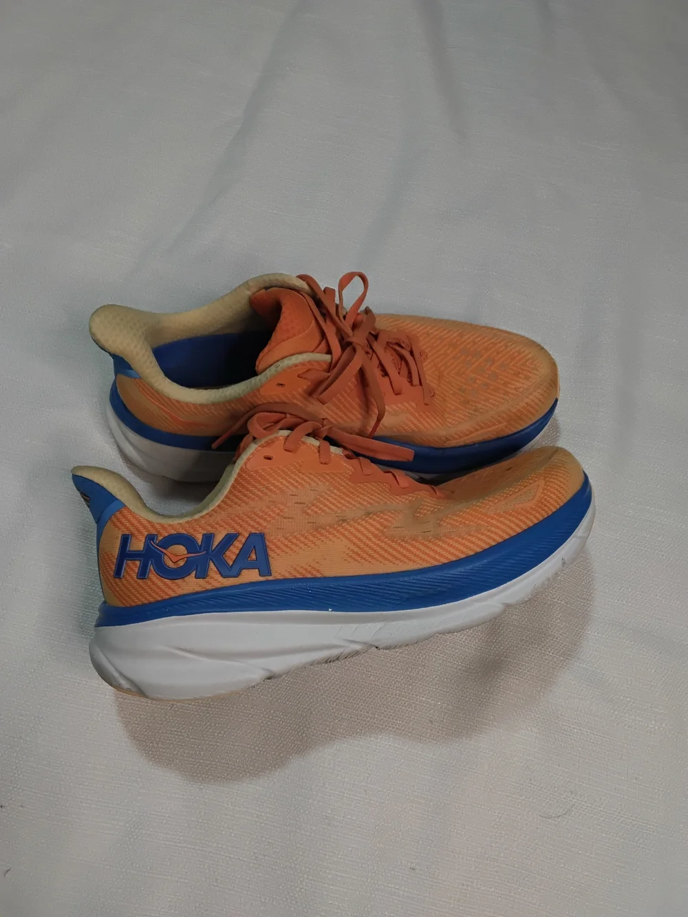Hoka Clifton 9 Men's Coral Orange Running Shoes with Blue Midsole Sz 9D.